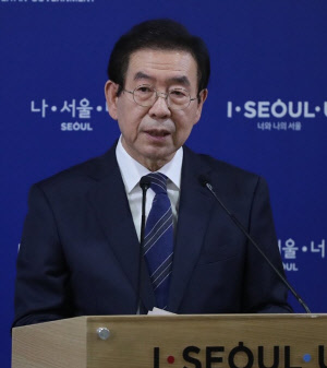 서울시가 한남3구역 재개발 사업 과정에서 불거진 입찰 과열에 강하게 대응하자 주민들이 고민에 빠졌다. 사진은 박원순 서울시장.<연합뉴스>